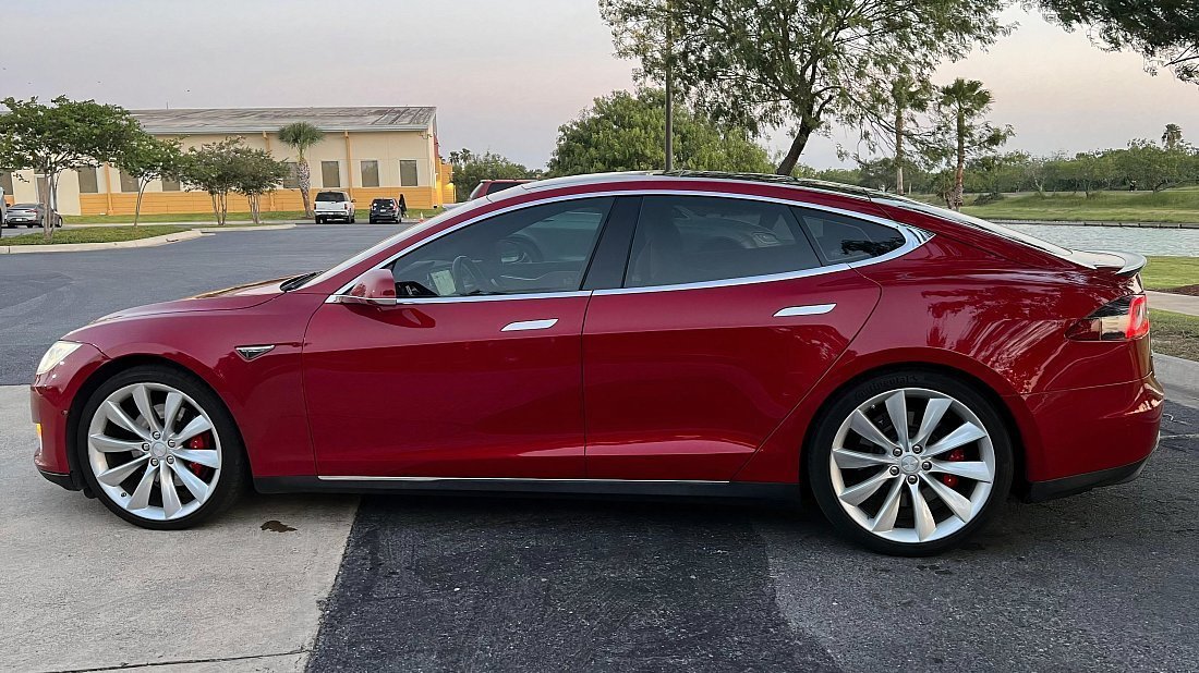 Tesla Model S P85D (2014-2016) вид сбоку, силуэт, двери, колеса, экстерьер