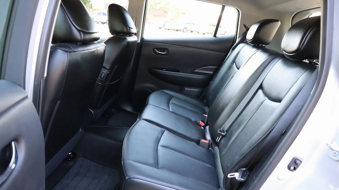 Nissan Leaf 24 kWh (2010-2013) задние сиденья, пассажирские сиденья, пространство для ног, пространство над головой, интерьер