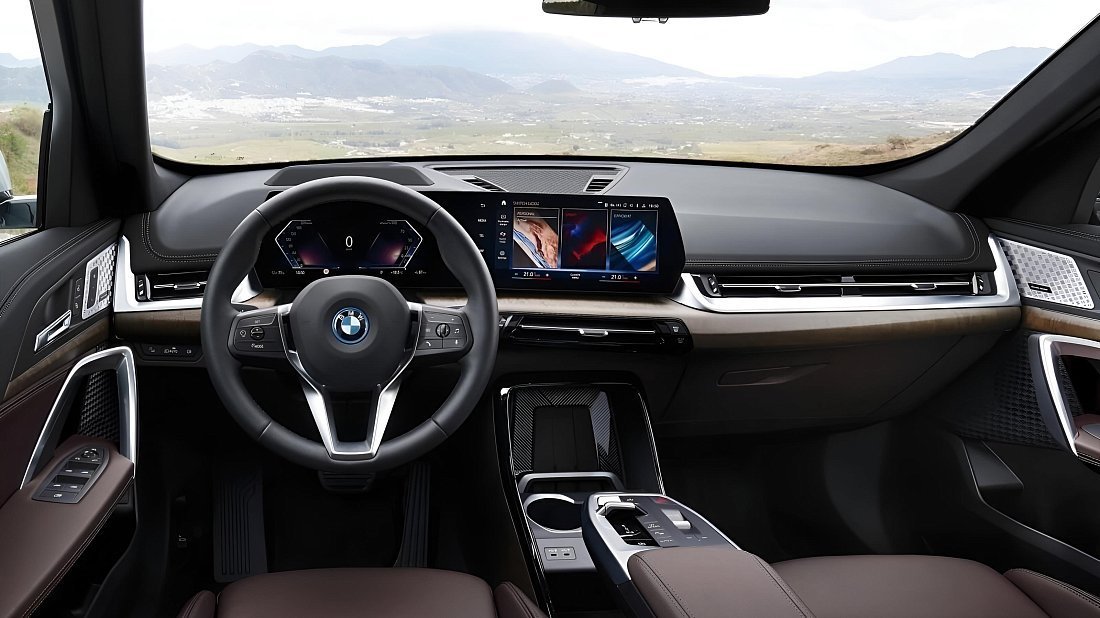 BMW iX1 eDrive20 (2023-…) интерьер, переднее сиденье, водительское сиденье, приборная панель, рулевое колесо, информационно-развлекательная система, кокпит