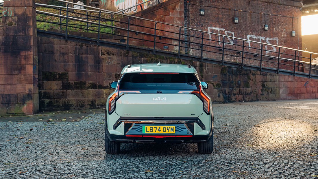 Kia EV3 Standard Range (2024-…) вид сзади, задние фонари, багажник, спойлер, эмблема, бампер, экстерьер
