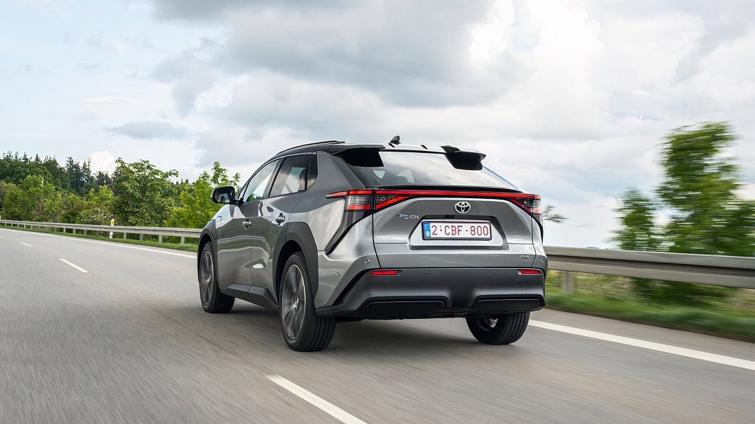 Toyota bZ4X AWD (2022-2025) задняя часть в три четверти, вид в три четверти, диагональ, экстерьер