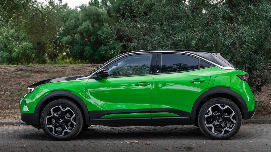 Opel Mokka Electric 54 kWh (2023-…) вид сбоку, силуэт, двери, колеса, экстерьер
