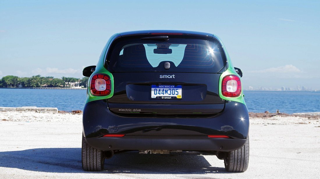 Smart EQ forfour (2017-2019) вид сзади, задние фонари, багажник, спойлер, эмблема, бампер, экстерьер