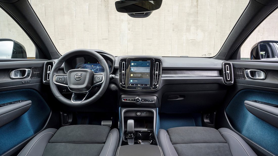 Volvo C40 Recharge (EC40) Twin Pure Electric (2021-2022) интерьер, переднее сиденье, водительское сиденье, приборная панель, рулевое колесо, информационно-развлекательная система, кокпит