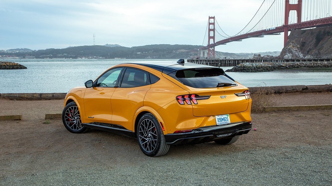 Ford Mustang Mach-E GT Performance Edition (2021-2023) задняя часть в три четверти, вид в три четверти, диагональ, экстерьер