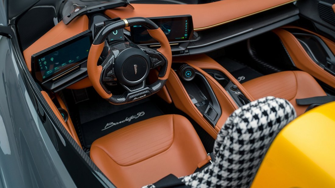 Pininfarina B95 (2025-...) интерьер, переднее сиденье, водительское сиденье, приборная панель, рулевое колесо, информационно-развлекательная система, кокпит