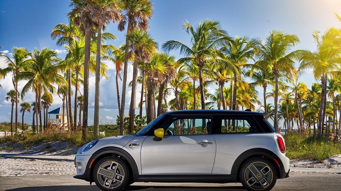 Mini Cooper SE (2020-2021) вид сбоку, силуэт, двери, колеса, экстерьер