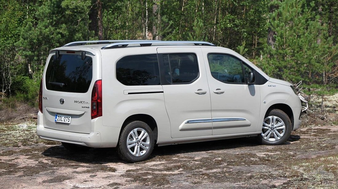 Toyota Proace City Verso Electric L2 50 kWh (2021-2024) задняя часть в три четверти, вид в три четверти, диагональ, экстерьер