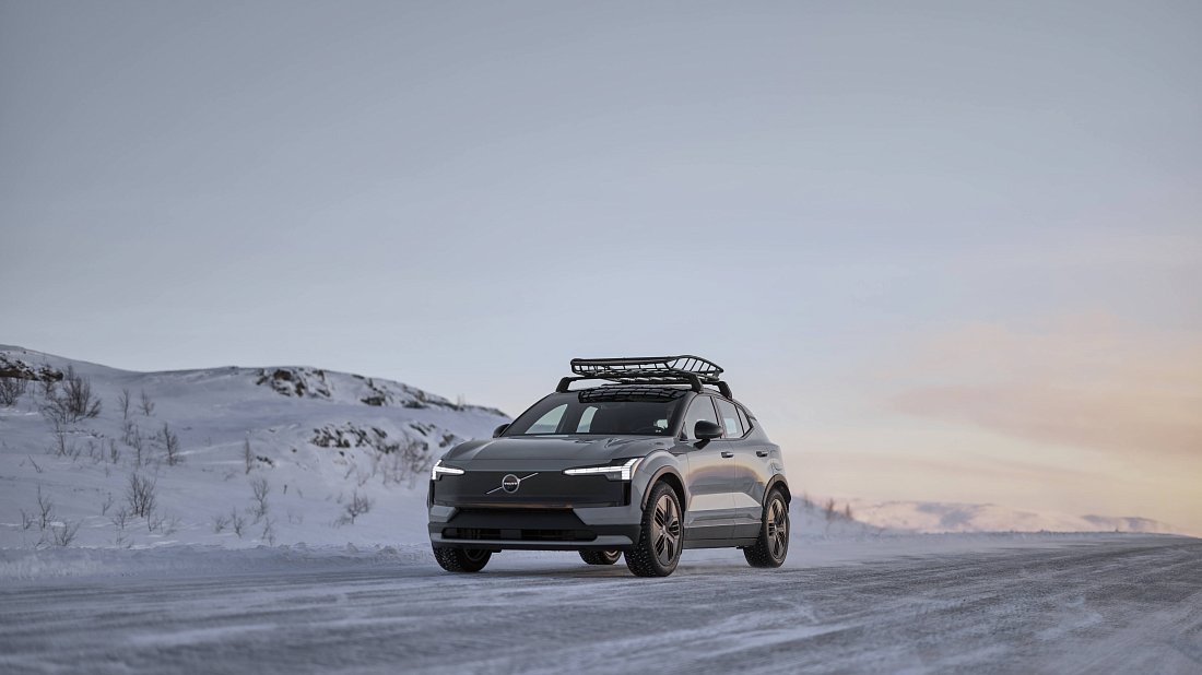 Volvo EX30 Cross Country (2025-…) вид спереди, спереди сбоку, по диагонали, экстерьер