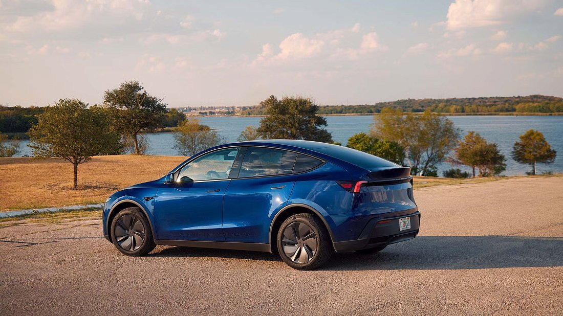 Фото Tesla Model Y Standard RWD (2025-...) задняя часть под углом