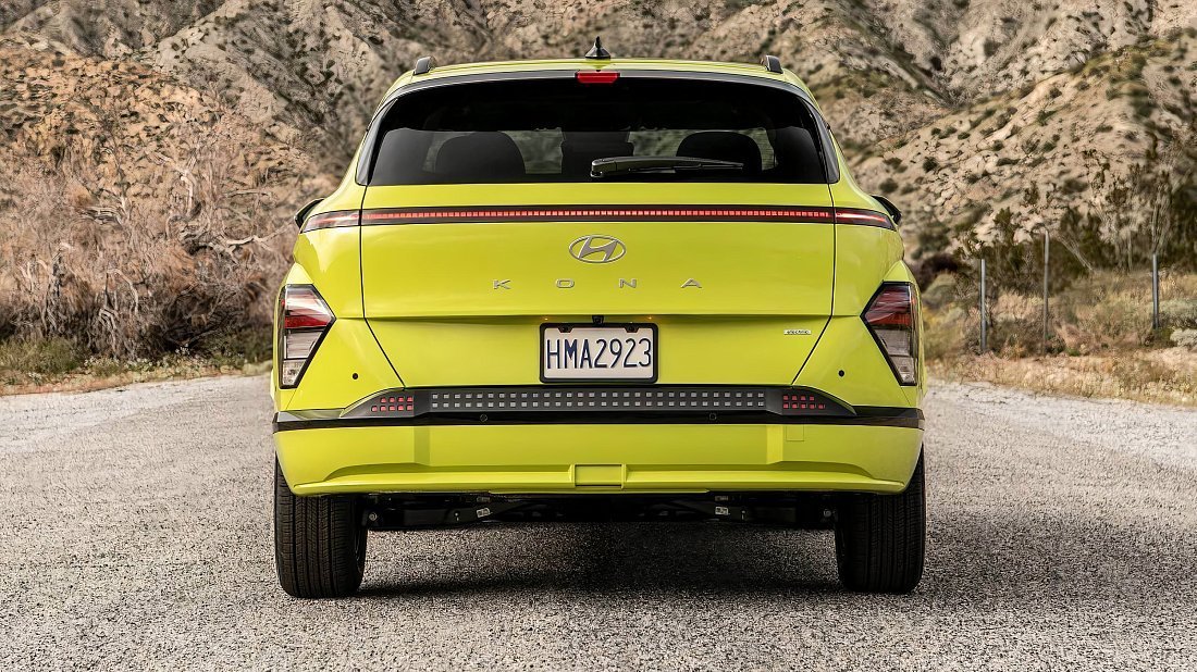 Hyundai Kona Electric Standard Range (2023-…) вид сзади, задние фонари, багажник, спойлер, эмблема, бампер, экстерьер