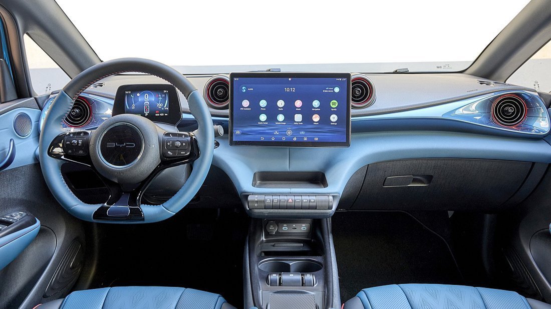 BYD Dolphin Comfort/Design (2023-…) интерьер, переднее сиденье, водительское сиденье, приборная панель, рулевое колесо, информационно-развлекательная система, кокпит