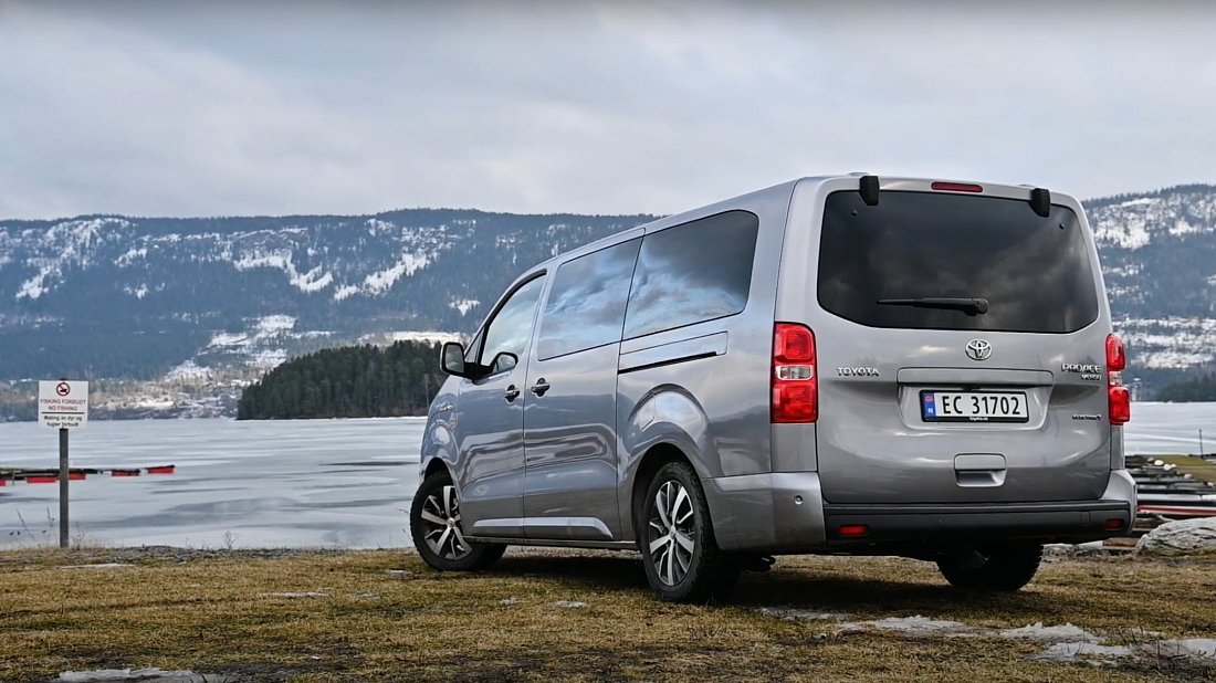 Toyota Proace Verso Electric L 75 kWh (2021-2024) задняя часть в три четверти, вид в три четверти, диагональ, экстерьер