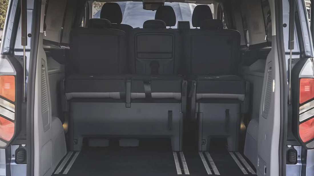 Ford e-Tourneo Custom L1 210 kW (2024-...) багажник, сиденья подняты, грузовое пространство, объем багажника, вместимость багажника, место для хранения