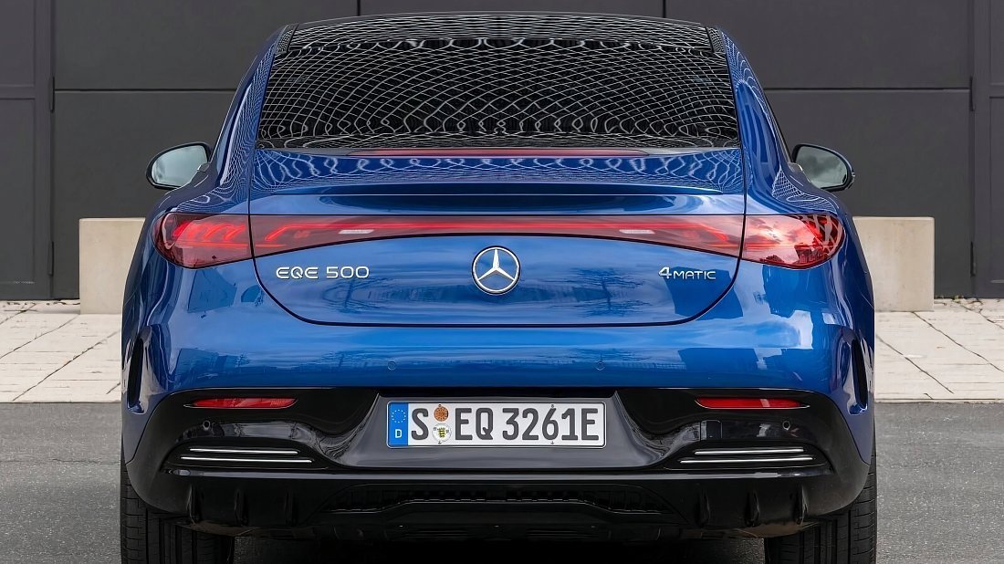 Mercedes EQE 300 (2022-…) вид сзади, задние фонари, багажник, спойлер, эмблема, бампер, экстерьер