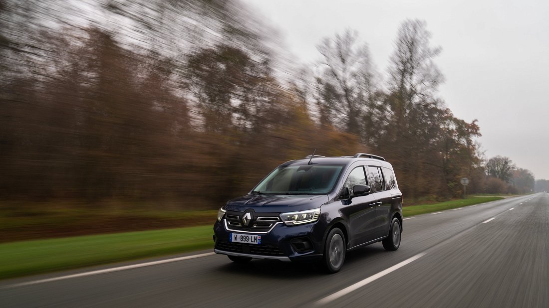 Renault Kangoo E-Tech Electric (2022-…) вид спереди, спереди сбоку, по диагонали, экстерьер