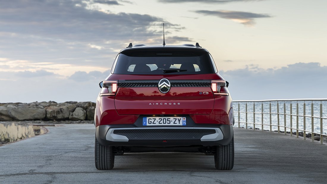 Фото Citroën e-C3 Aircross Comfort Range (2024-…) вид сзади, задние фонари