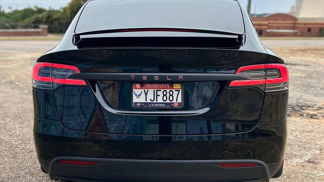 Tesla Model X 100D (2017-2019) вид сзади, задние фонари, багажник, спойлер, эмблема, бампер, экстерьер