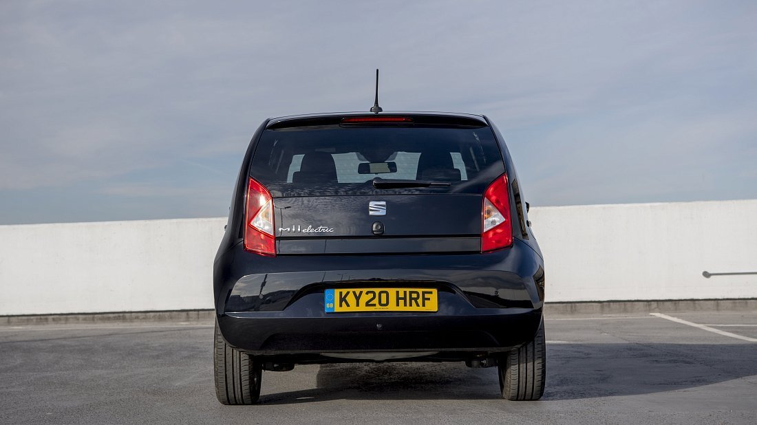 Seat Mii Electric (2019-2021) вид сзади, задние фонари, багажник, спойлер, эмблема, бампер, экстерьер