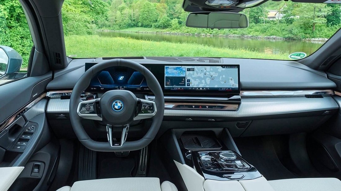 BMW i5 Touring eDrive40 (2025-…) интерьер, переднее сиденье, водительское сиденье, приборная панель, рулевое колесо, информационно-развлекательная система, кокпит