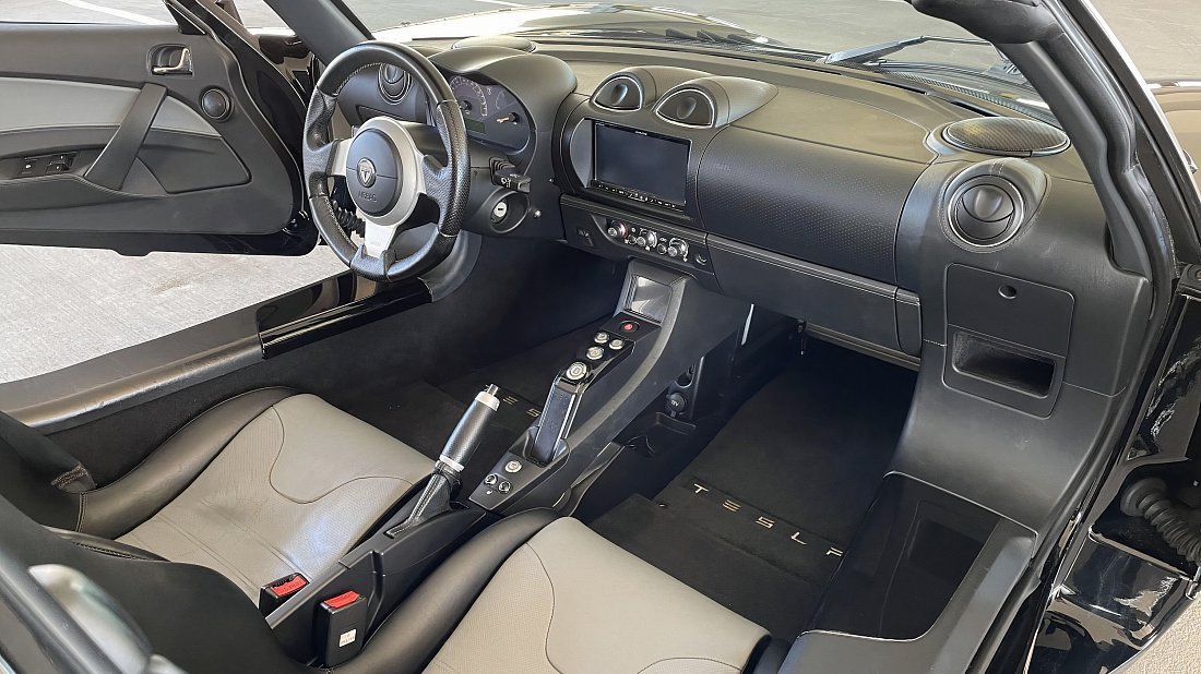 Tesla Roadster 2.0 (2009-2010) интерьер, переднее сиденье, водительское сиденье, приборная панель, рулевое колесо, информационно-развлекательная система, кокпит