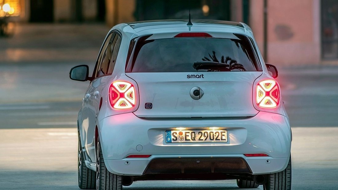 Smart EQ forfour (2020-2022) вид сзади, задние фонари, багажник, спойлер, эмблема, бампер, экстерьер