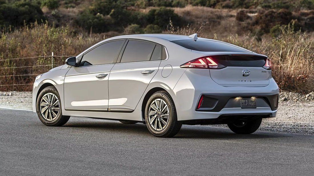 Hyundai Ioniq Electric Gen 2 (2019-2022) задняя часть в три четверти, вид в три четверти, диагональ, экстерьер