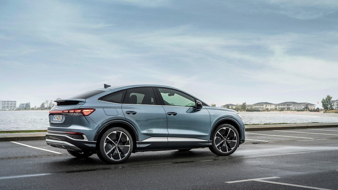 Audi Q4 Sportback e-tron 40 (2025-...) задняя часть в три четверти, вид в три четверти, диагональ, экстерьер