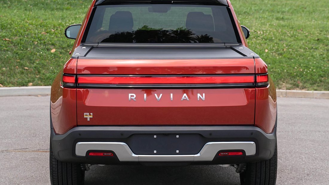 Rivian R1T Performance Dual-Motor AWD Large (2023-2024) вид сзади, задние фонари, багажник, спойлер, эмблема, бампер, экстерьер