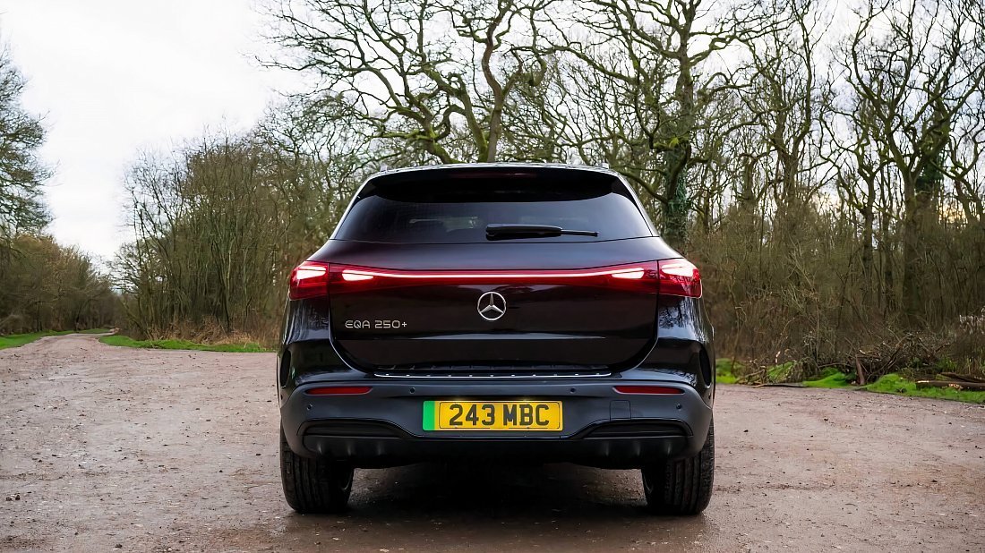 Mercedes EQA 300 4MATIC (2023-…) вид сзади, задние фонари, багажник, спойлер, эмблема, бампер, экстерьер
