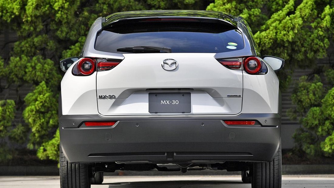 Mazda MX-30 Electric (2020-…) вид сзади, задние фонари, багажник, спойлер, эмблема, бампер, экстерьер