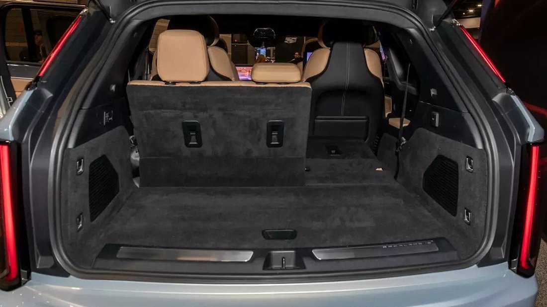Cadillac Escalade IQ First Edition (2024-…) багажник, увеличенный объем, сиденья сложены, максимальный объем, максимальный груз, максимальная вместимость, максимальное пространство для хранения