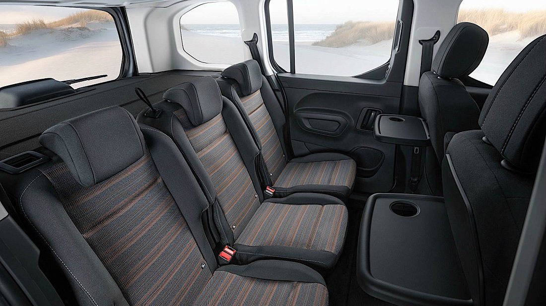 Opel Combo Electric Life 50 kWh (2021-2024) задние сиденья, пассажирские сиденья, пространство для ног, пространство над головой, интерьер
