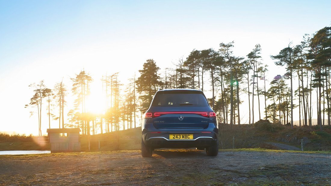 Mercedes EQB 250 (2022-2023) вид сзади, задние фонари, багажник, спойлер, эмблема, бампер, экстерьер