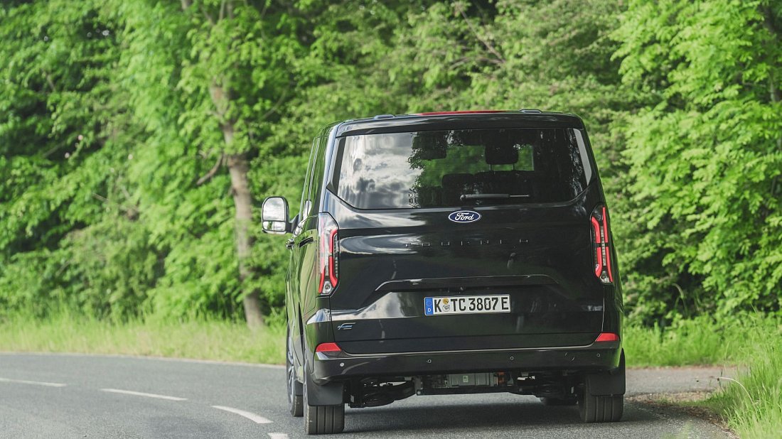 Ford e-Tourneo Custom L1 210 kW (2024-...) вид сзади, задние фонари, багажник, спойлер, эмблема, бампер, экстерьер