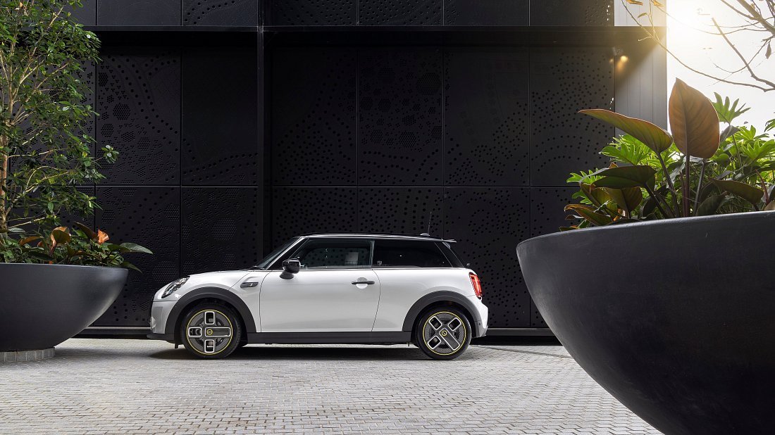 Mini Cooper SE (2021-2024) вид сбоку, силуэт, двери, колеса, экстерьер