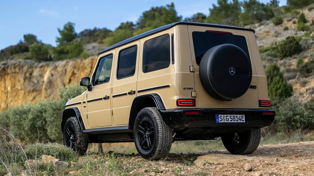 Фото Mercedes G 580 EQ (2024-…) задняя часть под углом