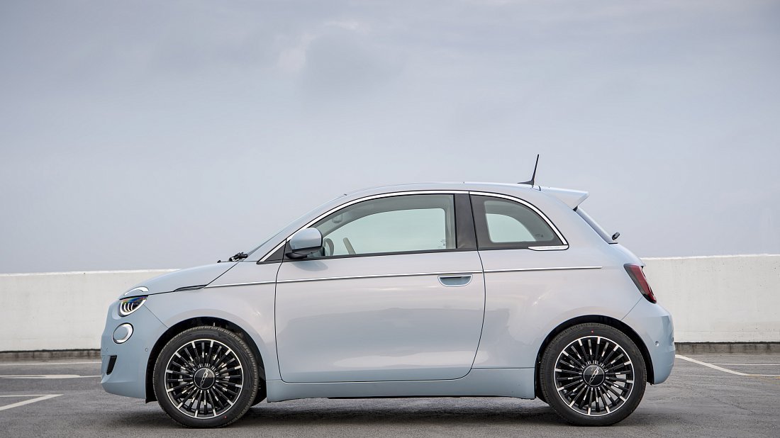 Fiat 500e 3+1 42 kWh (2020-…) вид сбоку, силуэт, двери, колеса, экстерьер