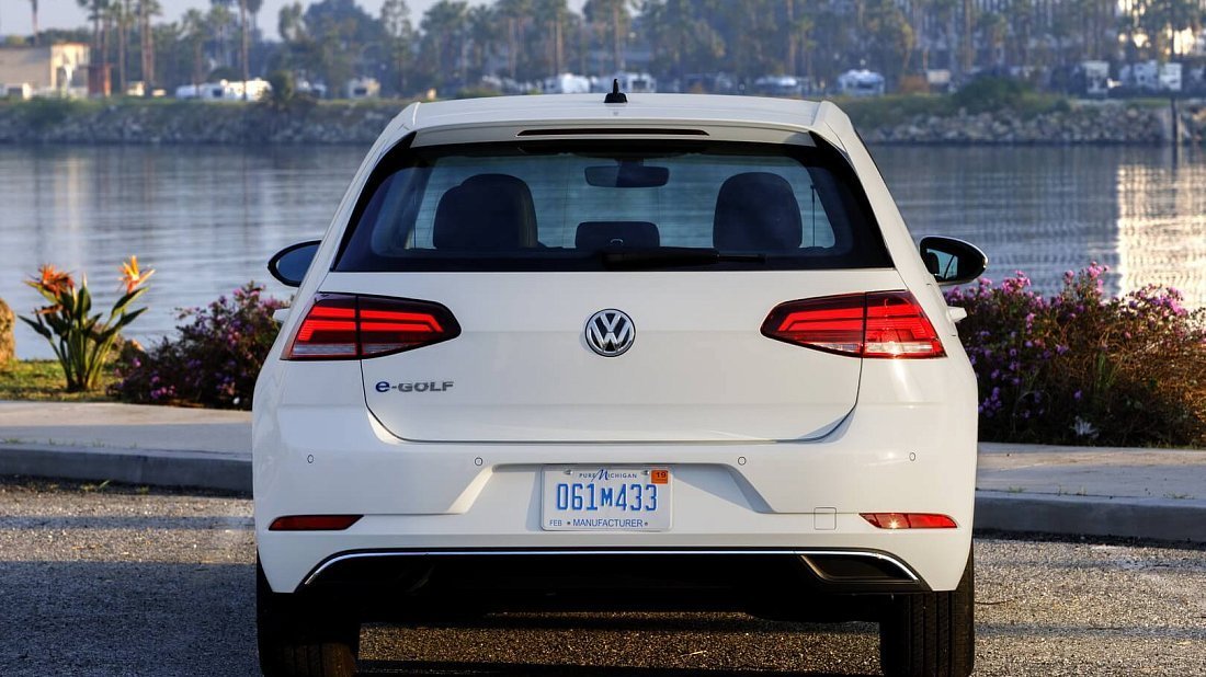 Volkswagen e-Golf 35.8 kWh (2017-2020) вид сзади, задние фонари, багажник, спойлер, эмблема, бампер, экстерьер