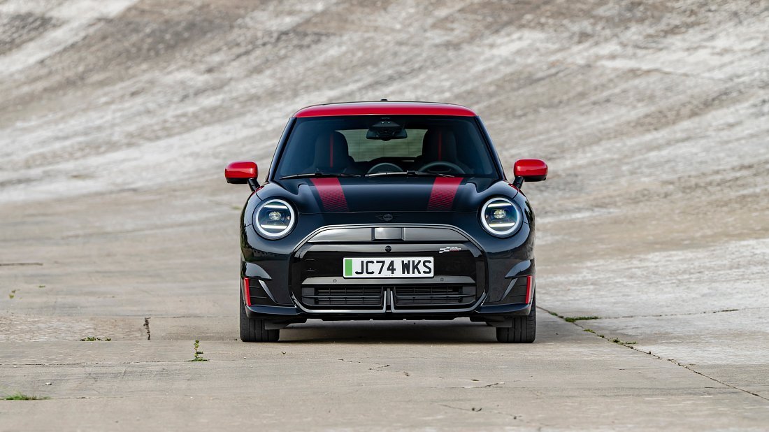 Mini Cooper JCW (2024-…) передняя часть, решетка радиатора, фары, бампер, экстерьер