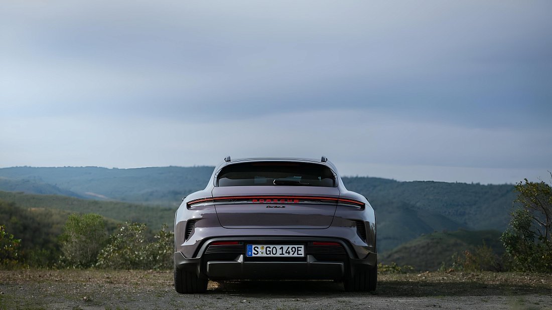 Porsche Taycan Turbo Cross Turismo (2024-…) вид сзади, задние фонари, багажник, спойлер, эмблема, бампер, экстерьер