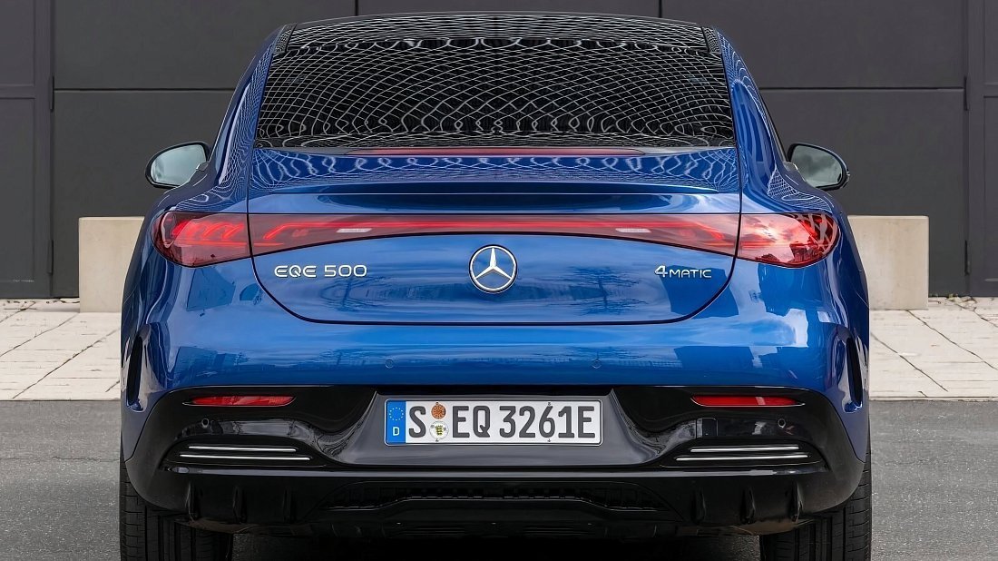 Mercedes EQE 500 4MATIC (2022-…) вид сзади, задние фонари, багажник, спойлер, эмблема, бампер, экстерьер