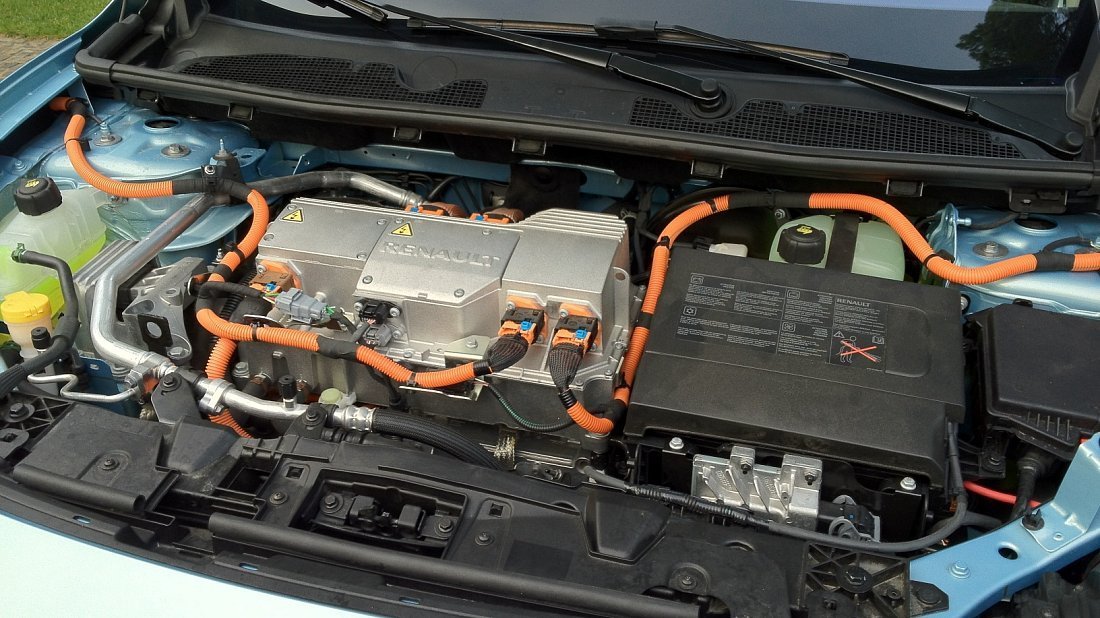 Renault Fluence Z.E. (2011-2014) передний багажник (frunk), под капотом, место для хранения, груз, вместимость, дополнительное пространство