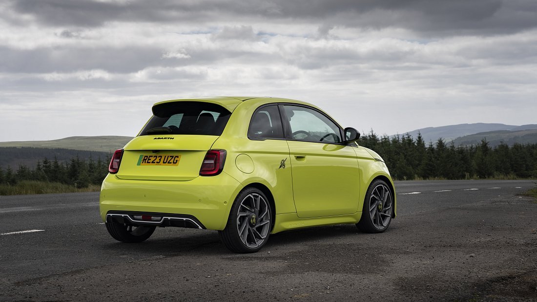 Abarth 500e Hatchback (2023-…) задняя часть в три четверти, вид в три четверти, диагональ, экстерьер