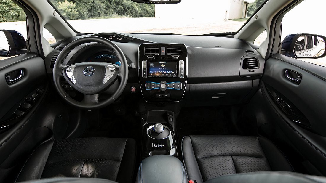 Nissan Leaf 30 kWh (2015-2018) интерьер, переднее сиденье, водительское сиденье, приборная панель, рулевое колесо, информационно-развлекательная система, кокпит
