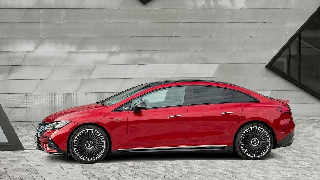 Mercedes EQE AMG 53 4MATIC+ (2022-…) вид сбоку, силуэт, двери, колеса, экстерьер