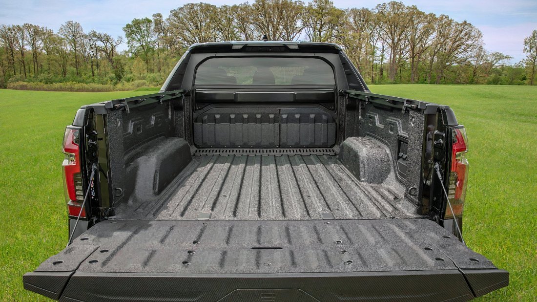 Chevrolet Silverado EV Work Truck Standard Range (2025-…) багажник, сиденья подняты, грузовое пространство, объем багажника, вместимость багажника, место для хранения