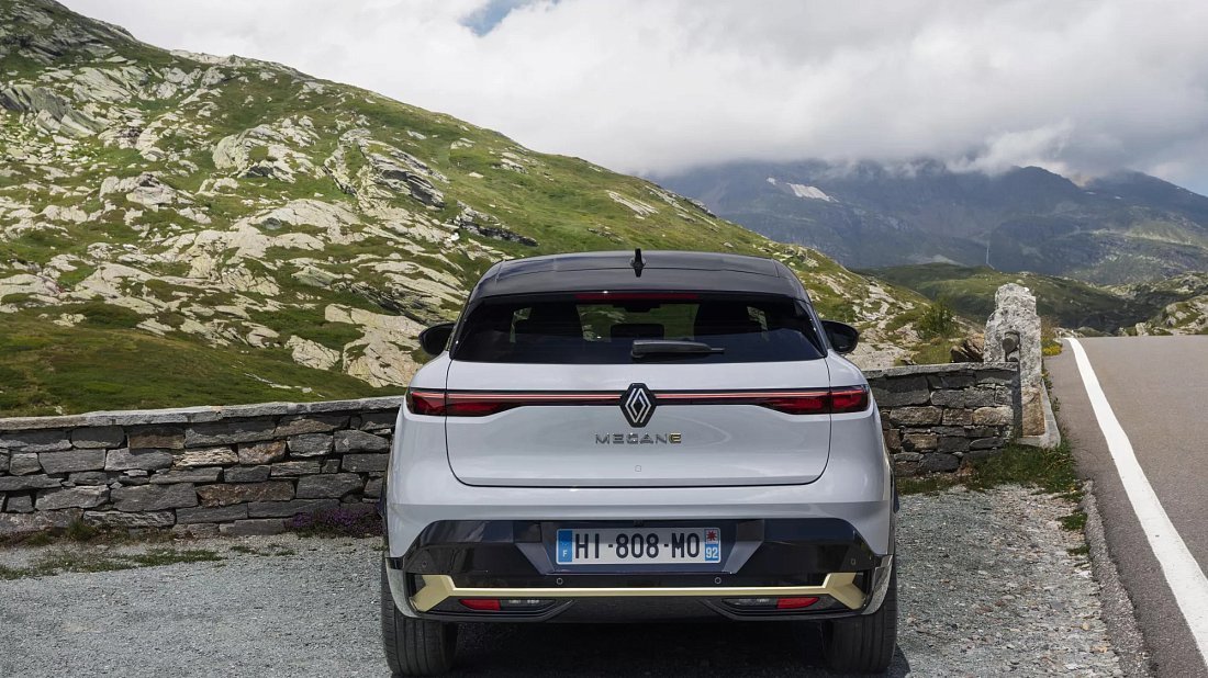 Renault Megane E-Tech EV60 130hp (2022-…) вид сзади, задние фонари, багажник, спойлер, эмблема, бампер, экстерьер