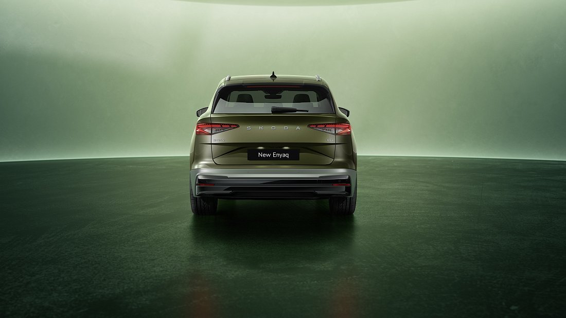 Škoda Enyaq 85 (2025-…) вид сзади, задние фонари, багажник, спойлер, эмблема, бампер, экстерьер