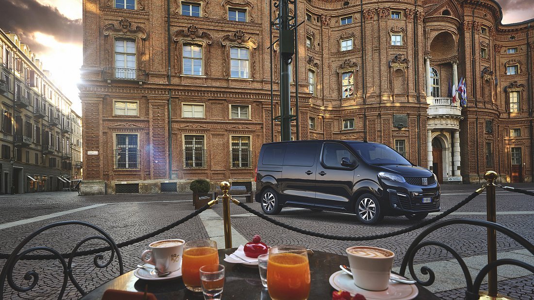 Fiat E-Ulysse L2 75 kWh (2022-2024) вид спереди, спереди сбоку, по диагонали, экстерьер